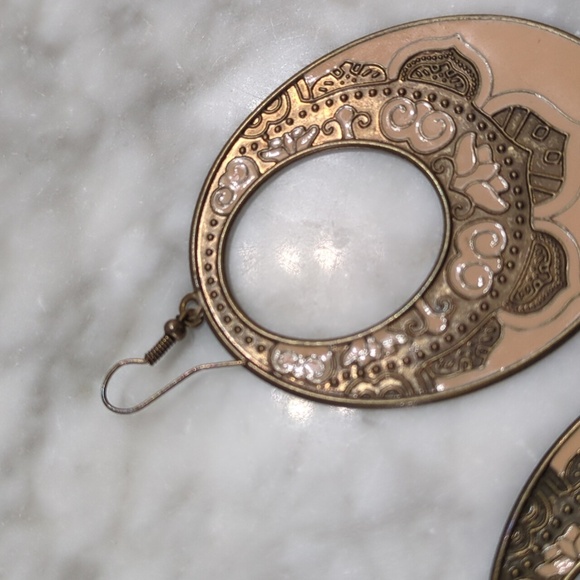 Stamped moroccan design oval hoop earring - Picture 6 of 9